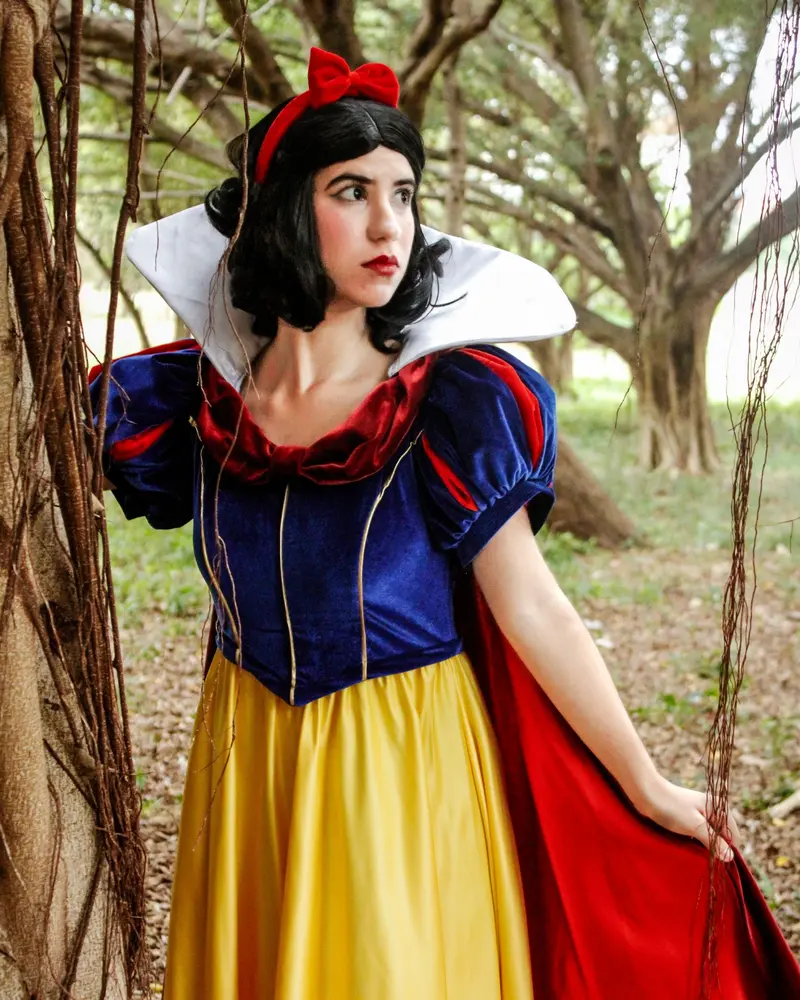 Animadora caracterizada como Blancanieves