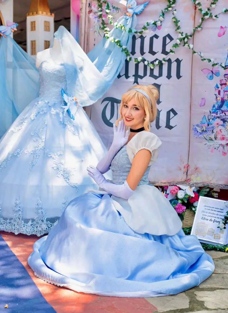 Cenicienta con su vestido azul en una decoración de cuento