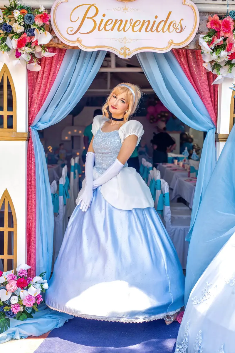 Cenicienta con su vestido azul de princesa