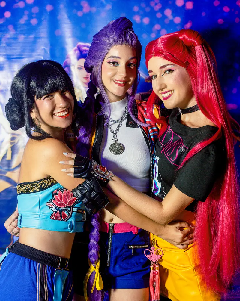 Las animadoras de Huntrix interpretando una pose del grupo