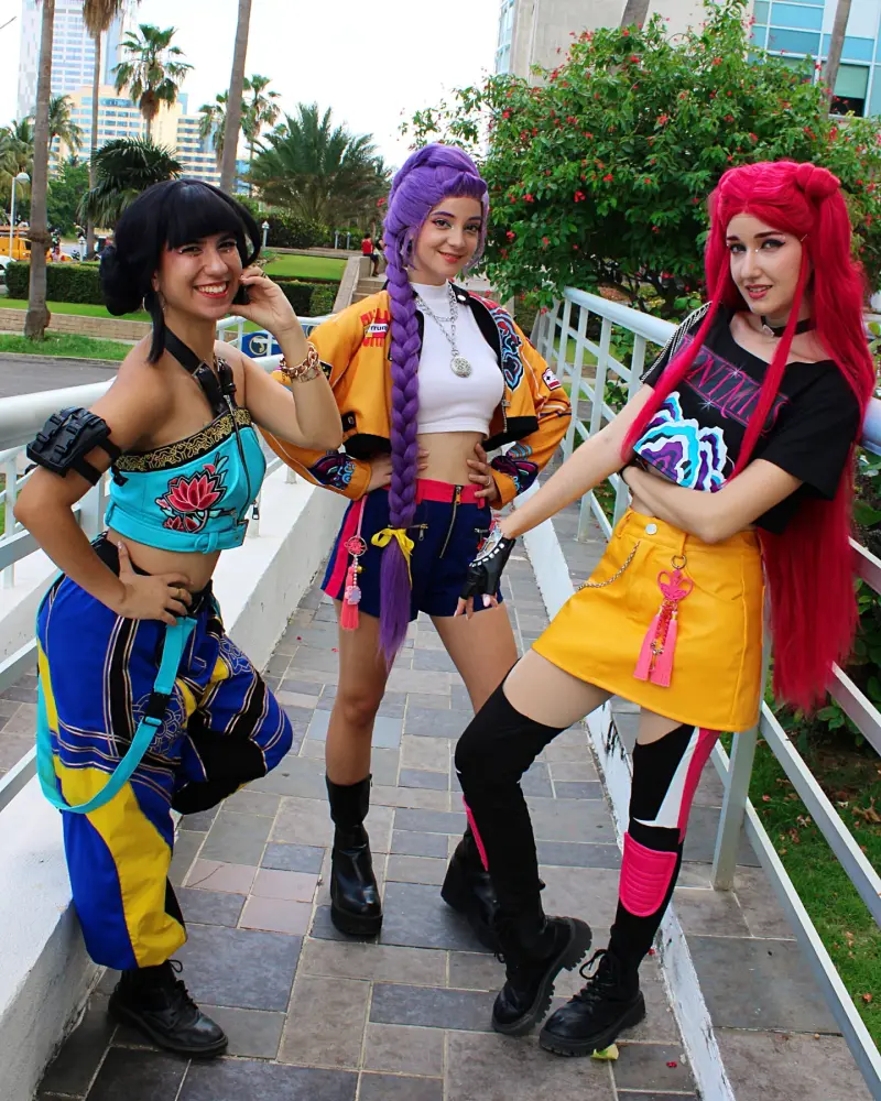 Animadora caracterizada como Huntrix