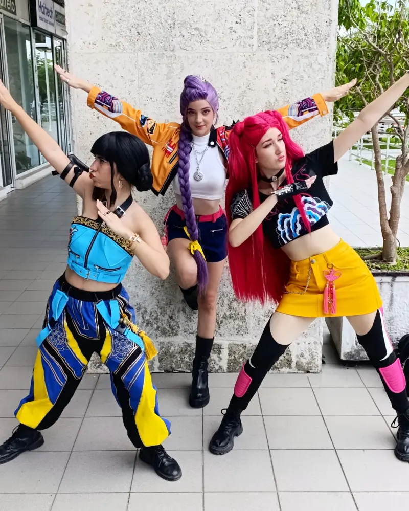 Las animadoras de Huntrix interpretando una pose del grupo