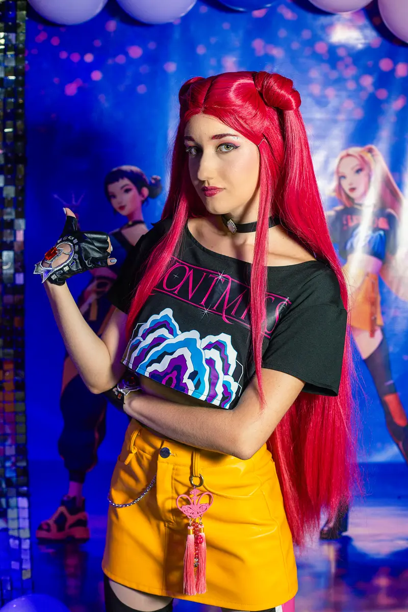 Animadora caracterizada como Huntrix