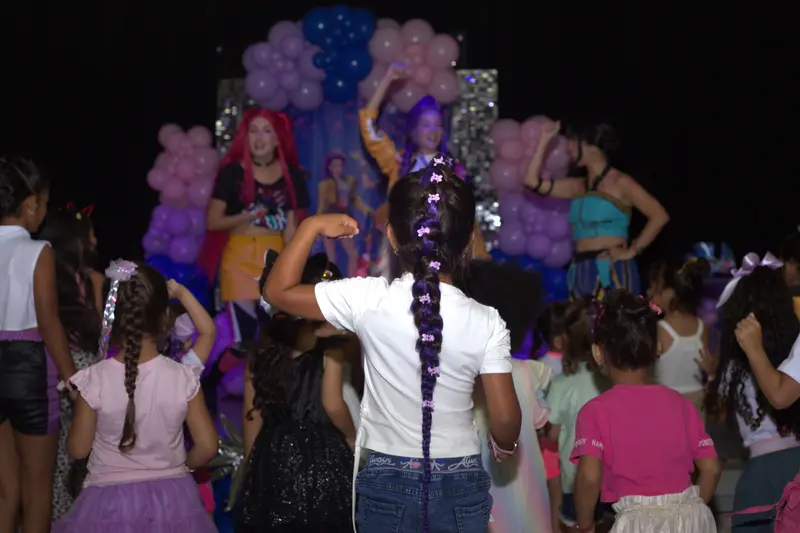 Animadora caracterizada como Huntrix