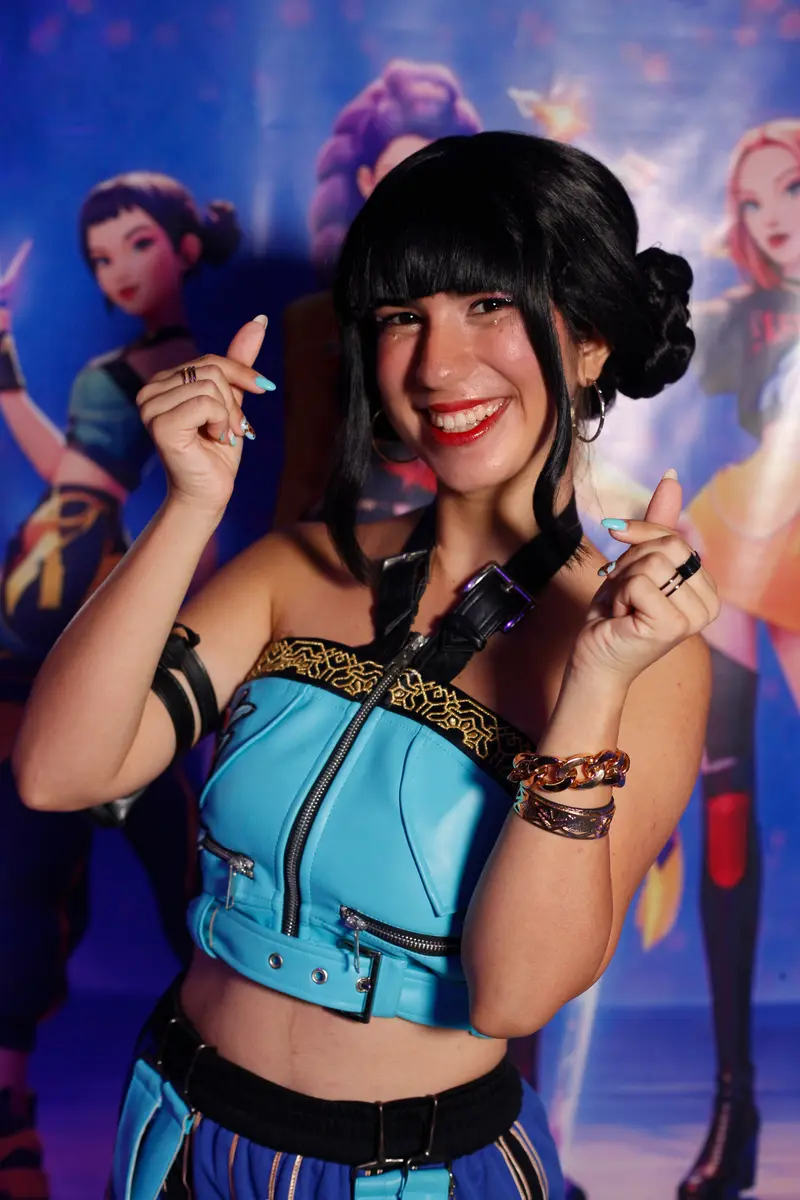 Animadora caracterizada como Huntrix